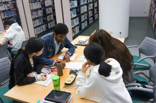 阿杜在图书馆与中国同学一起学习 阿杜在图书馆与中国同学一起学习