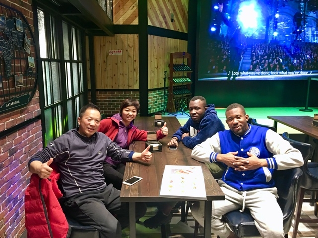 路易斯和中国朋友在一起 路易斯和中国朋友在一起