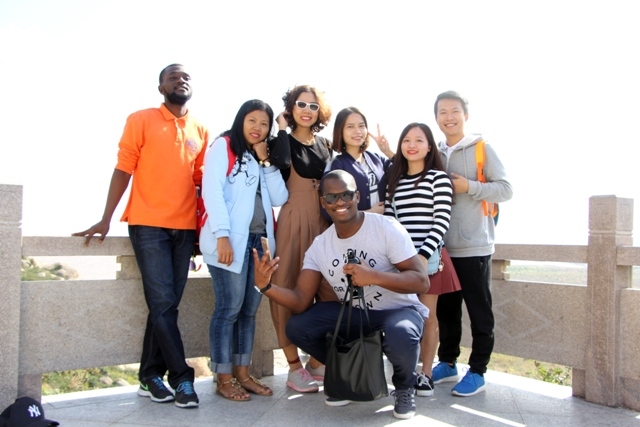 阮氏慧等新生参观上海洋山深水港 阮氏慧等新生参观上海洋山深水港