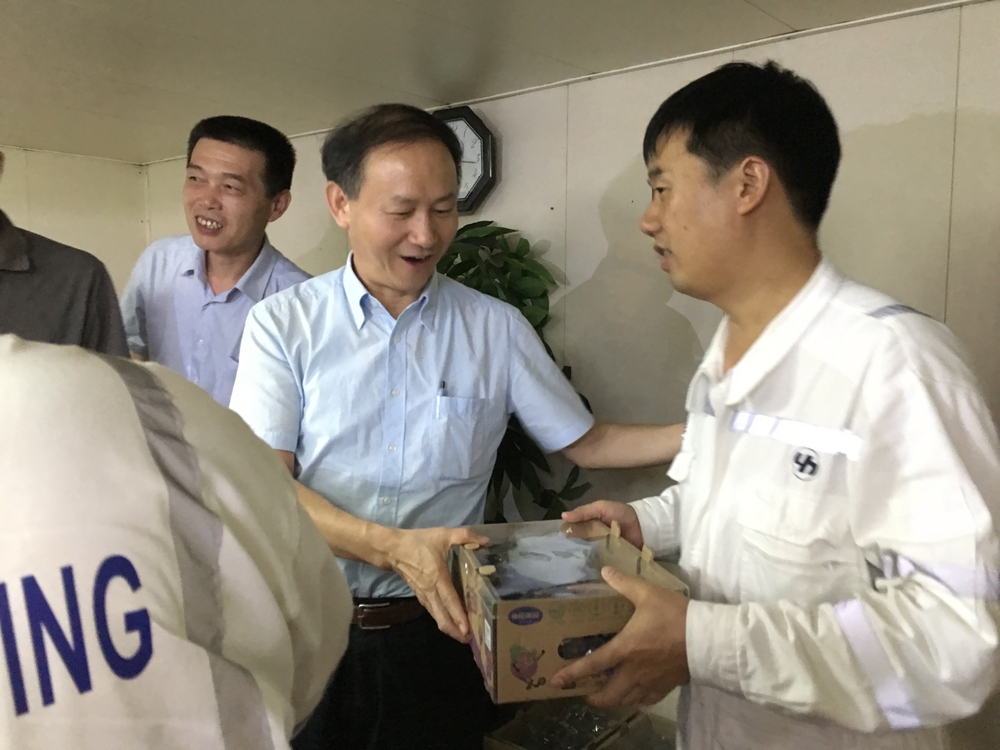 金永兴书记一行为船员送上解暑慰问品