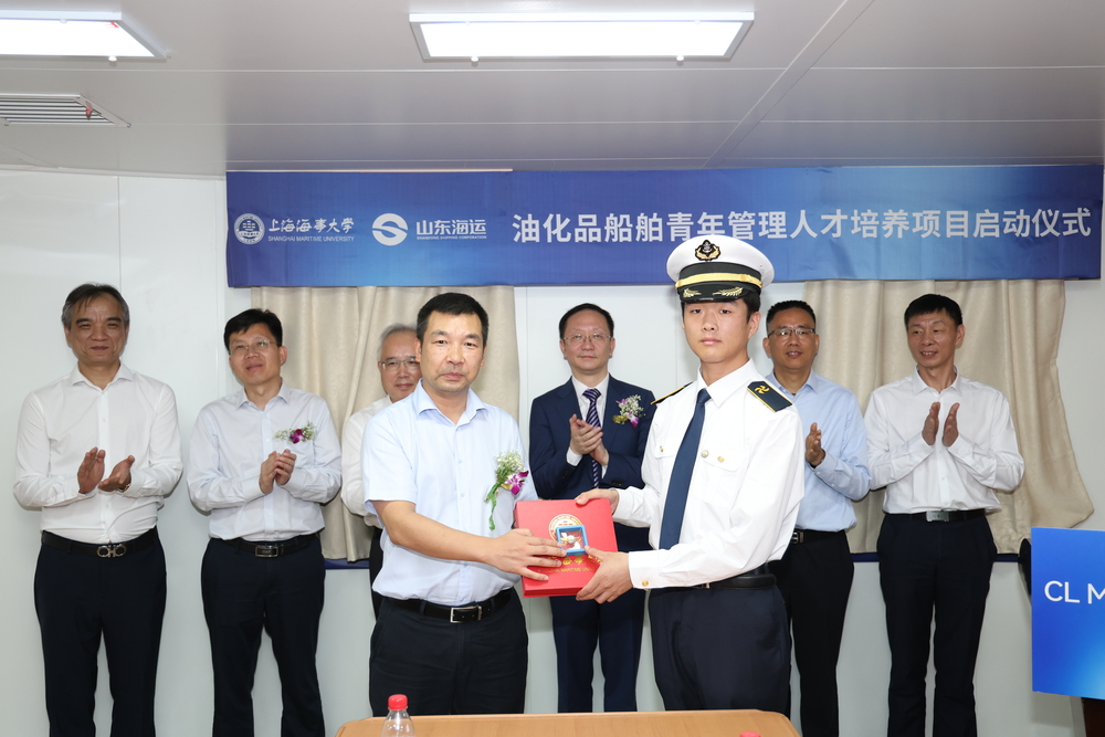 李志鹏副校长为学员代表佩戴校徽