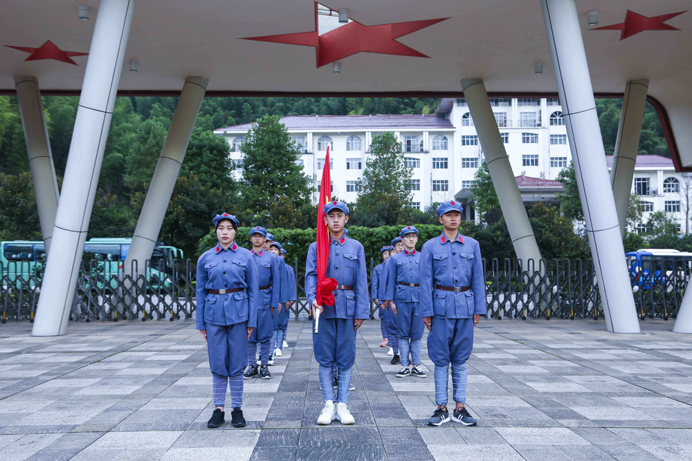 海大学生在基地进行升旗仪式
