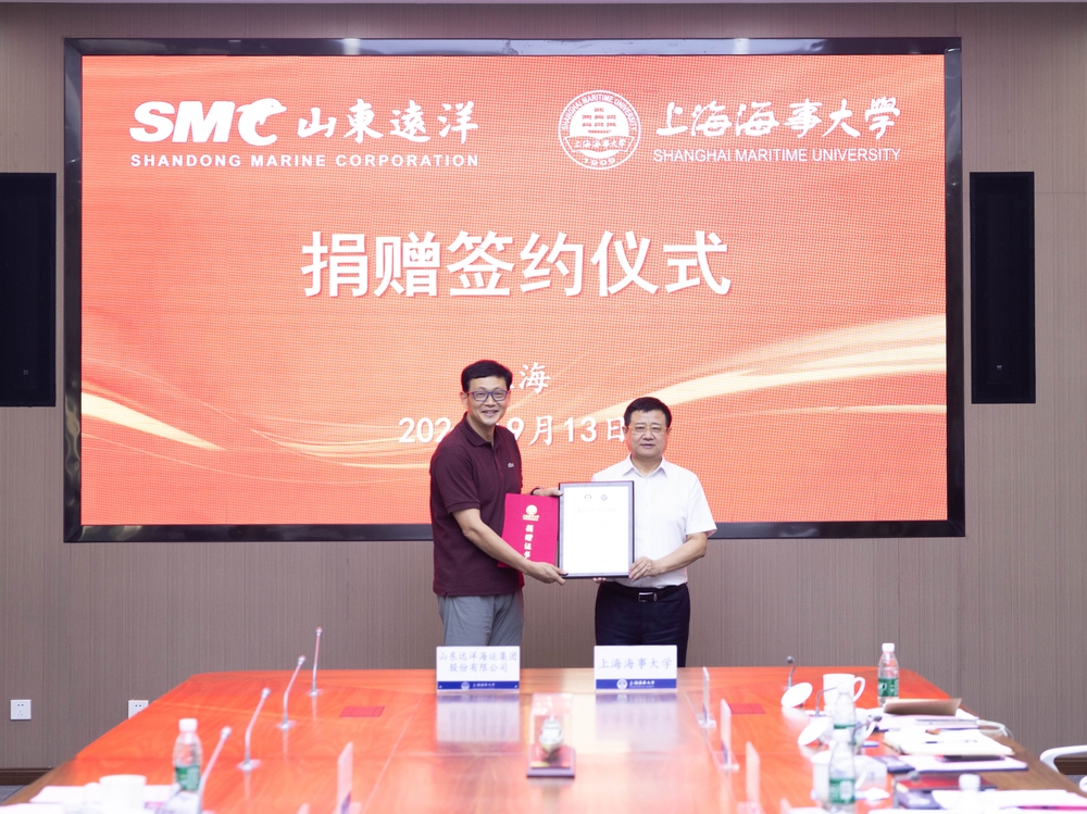 20240914111626960100.jpg 宋宝儒书记向赵博董事长颁发捐赠证书和鸣谢牌