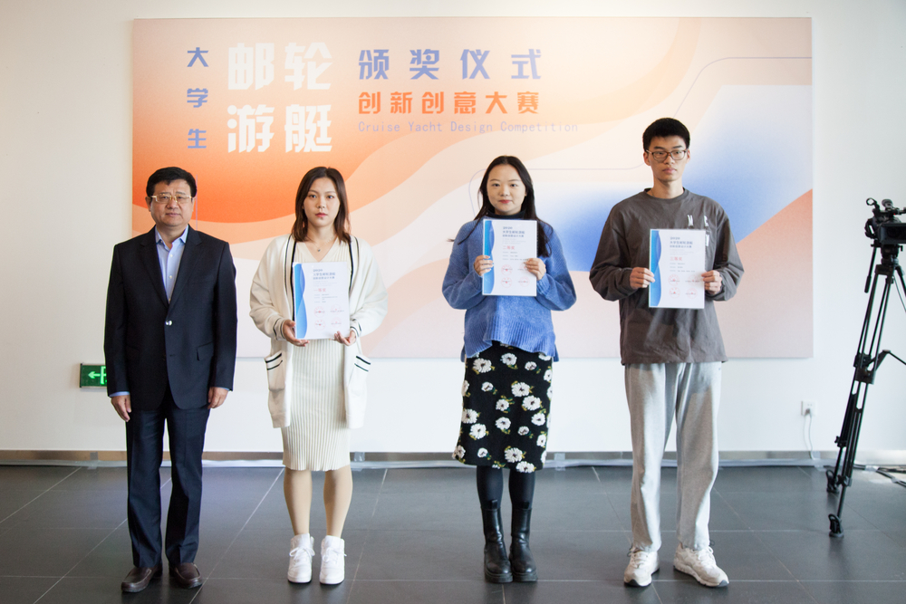 宋宝儒书记为游艇主题方向获奖学生代表颁奖