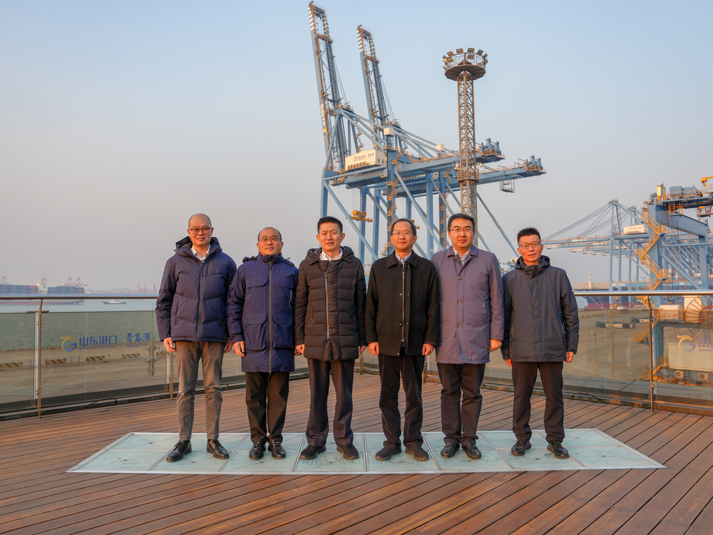 20241219012642195200.jpg 参观山东港口青岛港自动化码头
