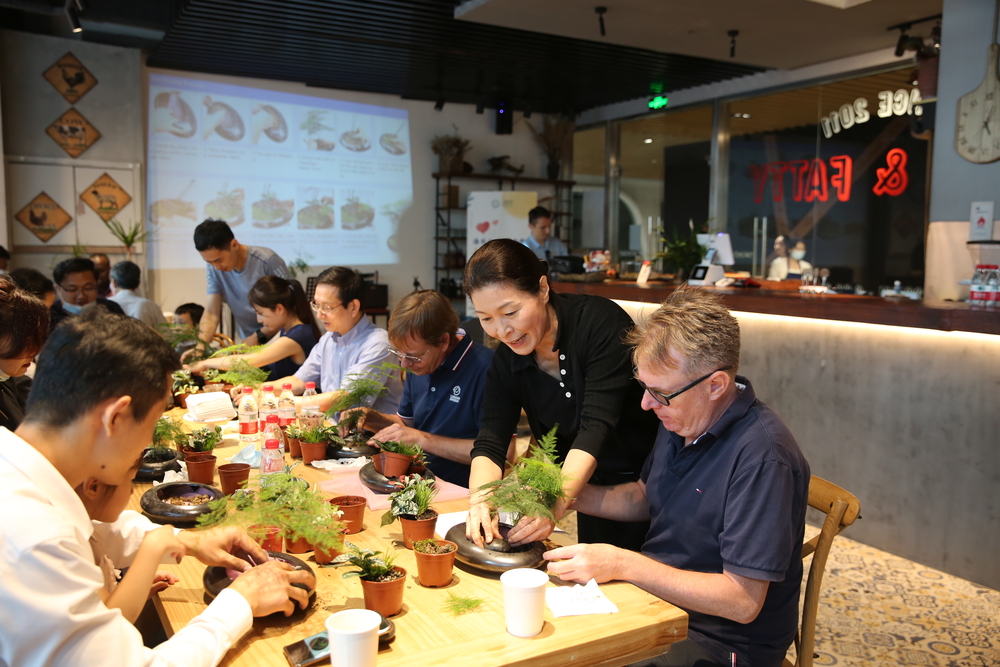 20220912064441647000.jpg 金贵顺博士现场指导制作微观盆景