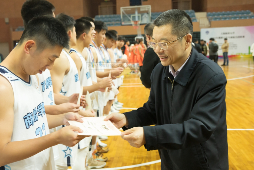 陆靖校长为获胜篮球队颁发证书