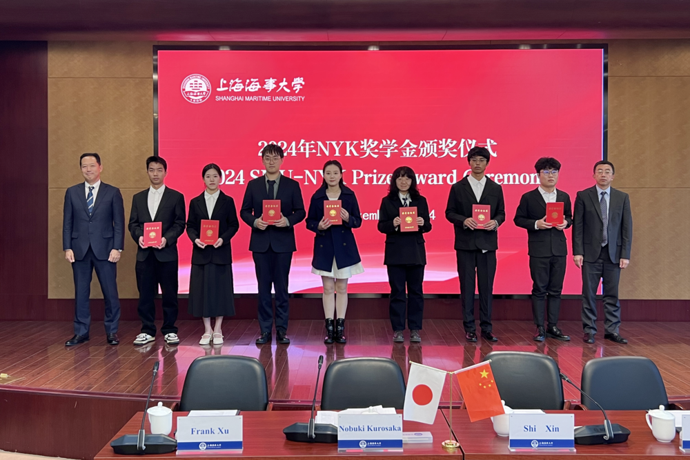 施欣与黑坂宣纪为获奖学生颁奖