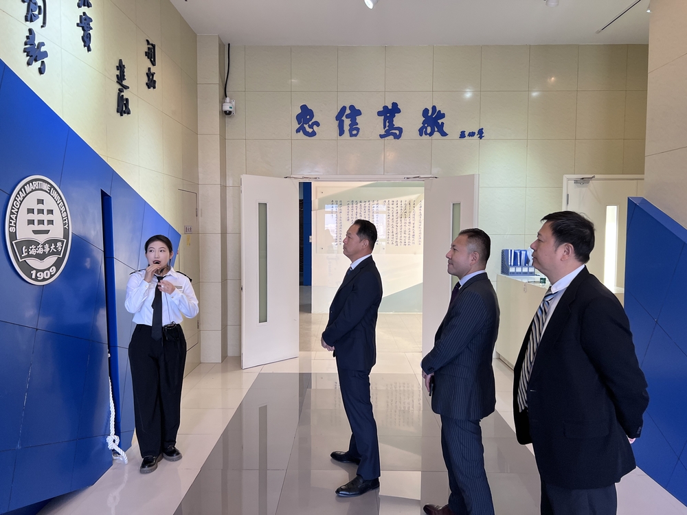 参观校史馆