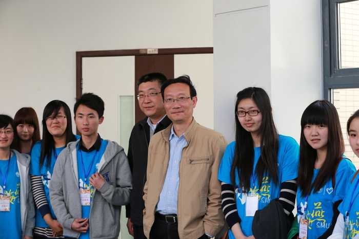 校领导与志愿者合影 校领导与志愿者合影