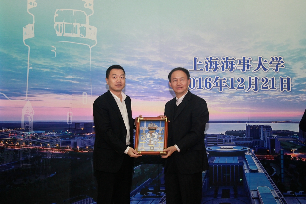 我校金永兴书记代表学校赠送学生制作的水手结