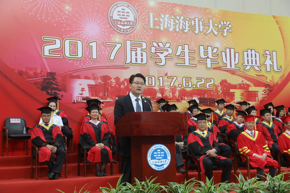 校友代表我校1999届毕业生、达之路国际控股集团董事长何烈辉先生发言