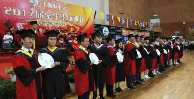 毕业生向母校赠送礼物