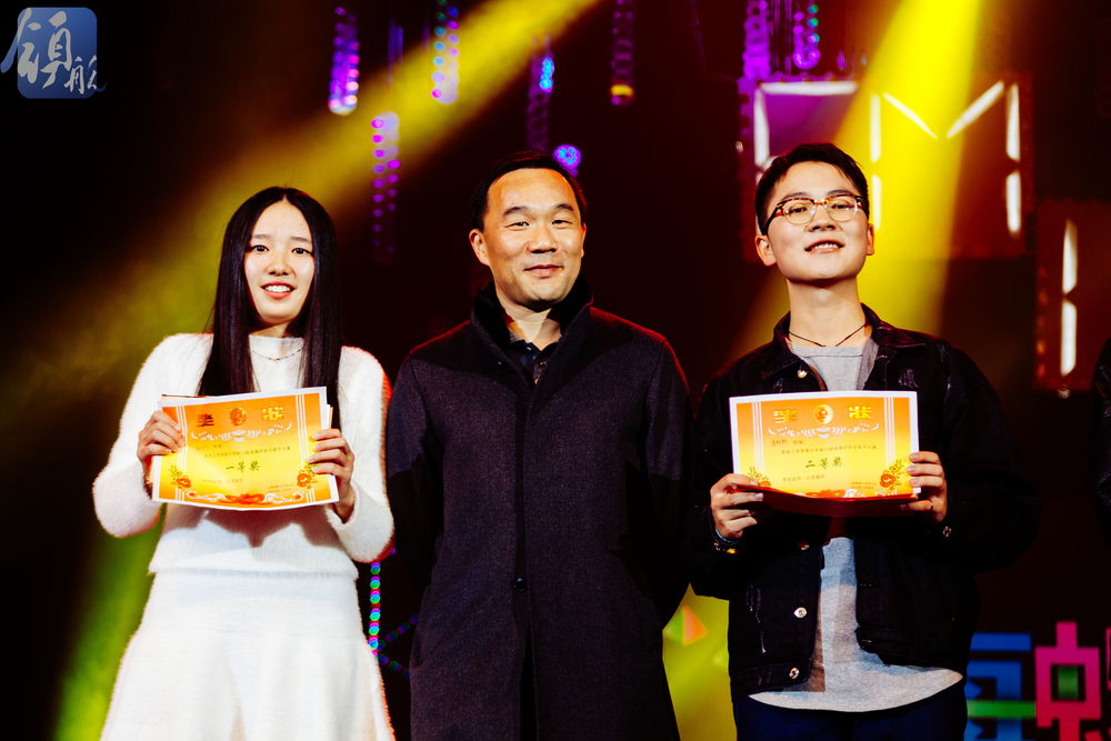 王海威副书记为学生颁奖合影