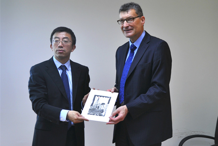 施欣副校长与鲍尔温校长互赠礼物