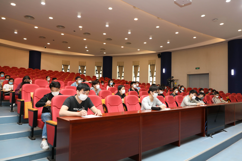 师生同上疫情防控思政课现场 师生同上疫情防控思政课现场