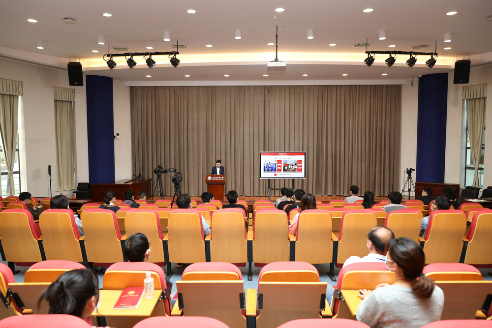 师生同上疫情防控思政课现场 师生同上疫情防控思政课现场