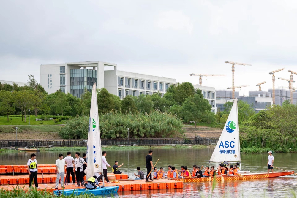 20240927130429200200.jpg 帆船协会、龙舟社成员带领新生体验社团活动