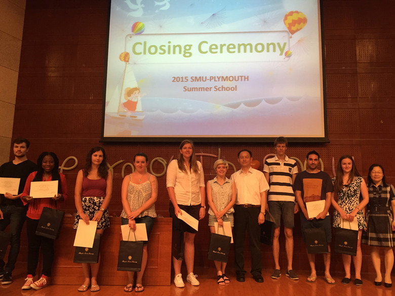 金永兴书记为优秀学员颁奖