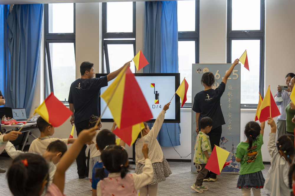 20240628073359659600.jpg 旗语教学活动