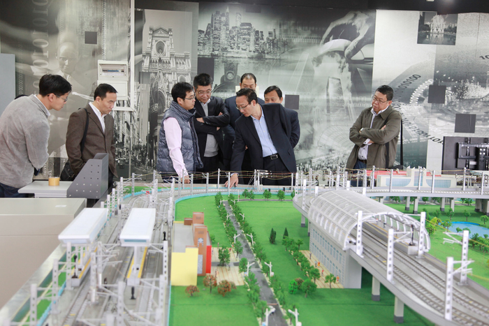 参观城市轨道交通技术展示馆