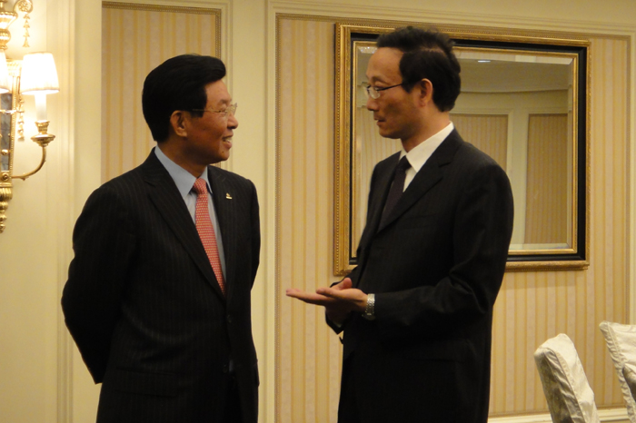 黄有方校长与魏家福董事长交流