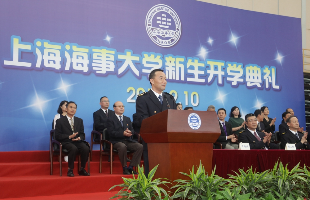 王海威校长主持开学典礼