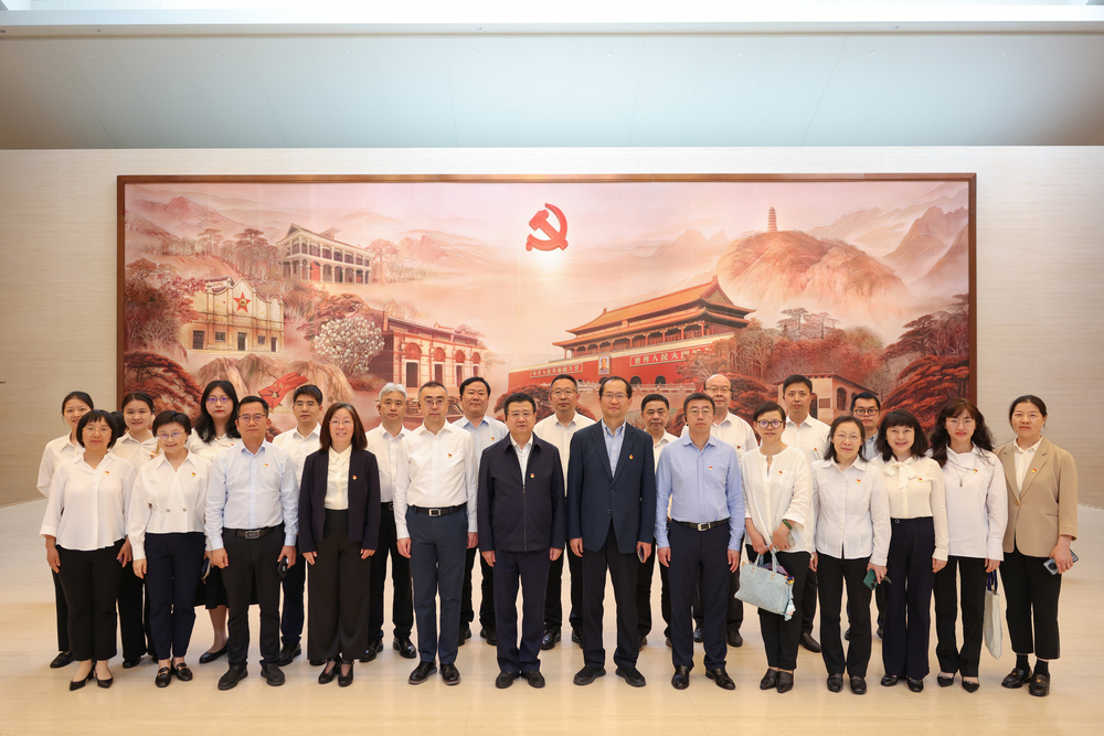 在中共一大纪念馆参观学习