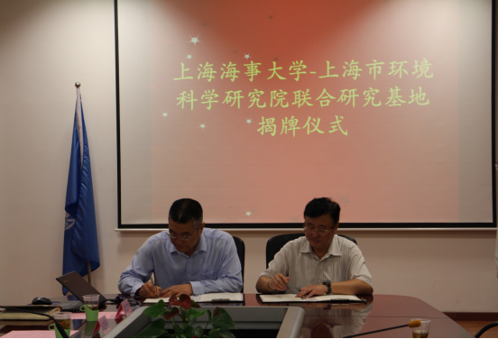 杨万枫副校长和夏德祥院长代表双方签订合作协议