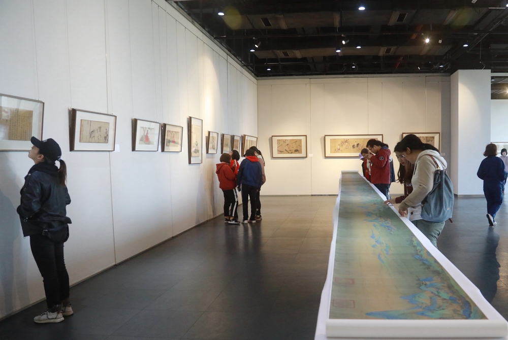 学生在展厅欣赏画作