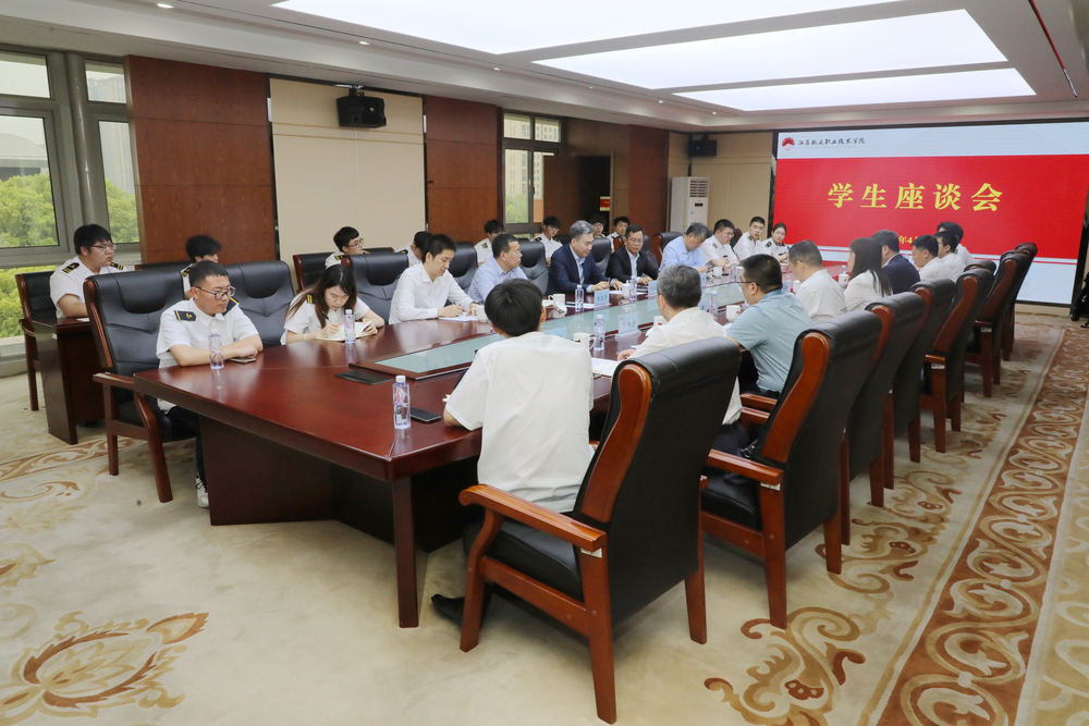 20250420225248034600.jpg 初北平校长与学生代表座谈