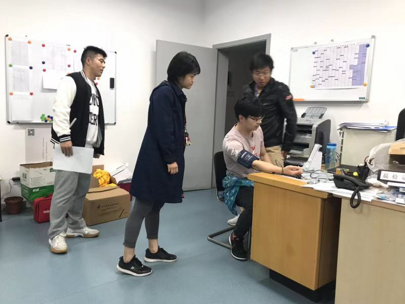 校医院医生加班为志愿者体检 校医院医生加班为志愿者体检