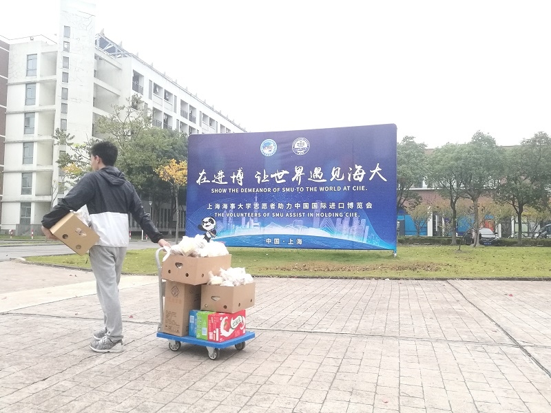 为志愿者搬运早餐 为志愿者搬运早餐