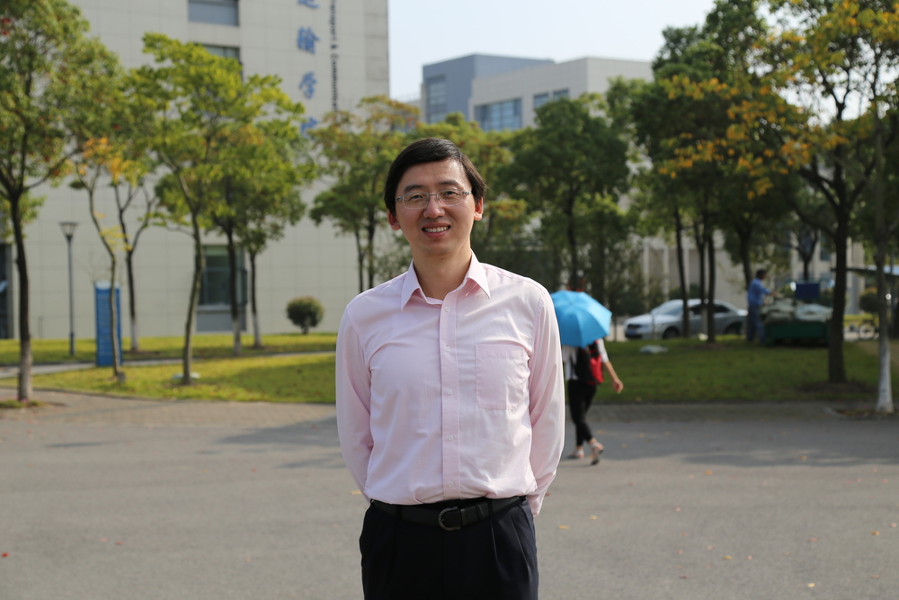 殷明老师在校园