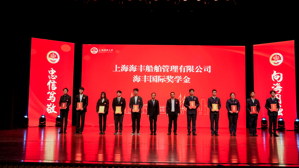 严伟与企业代表共同为获得企业奖助学金的学生颁奖