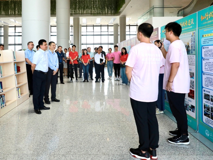 参观暑期社会实践图片展