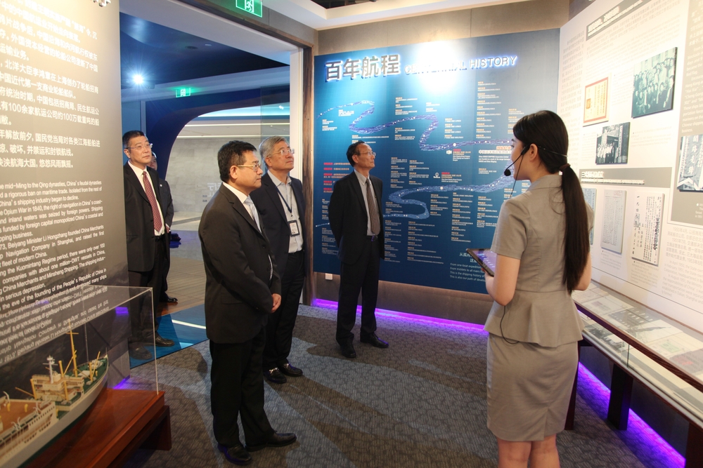 参观中远海运集团展示厅