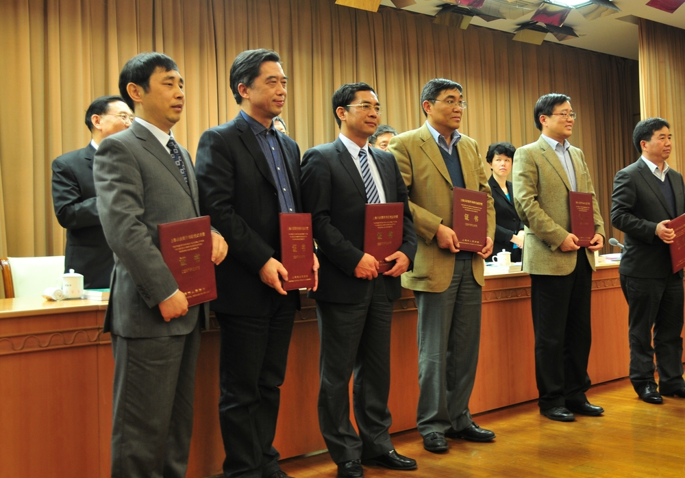 市委副书记、市长杨雄为我校市决策咨询研究成果奖一等奖获得者胡正良教授（左三）颁奖