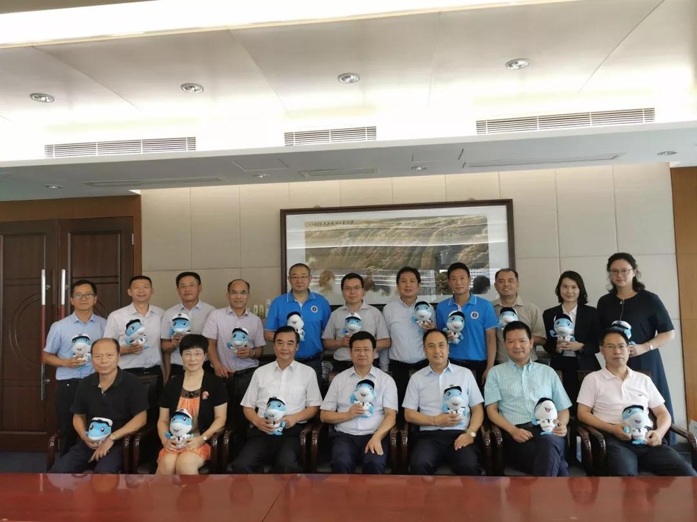 与深圳校友会理事会代表合影