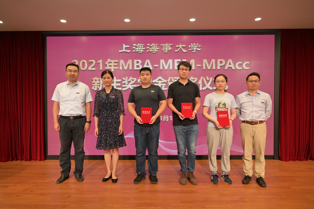 为奖学金获得者代表颁发获奖证书