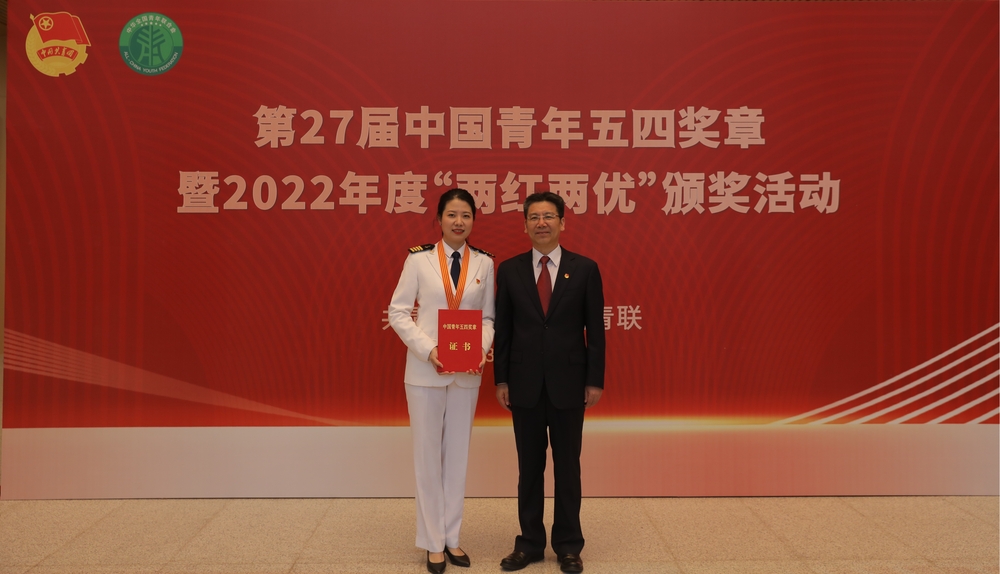 团中央书记处第一书记贺军科为白响恩老师颁奖