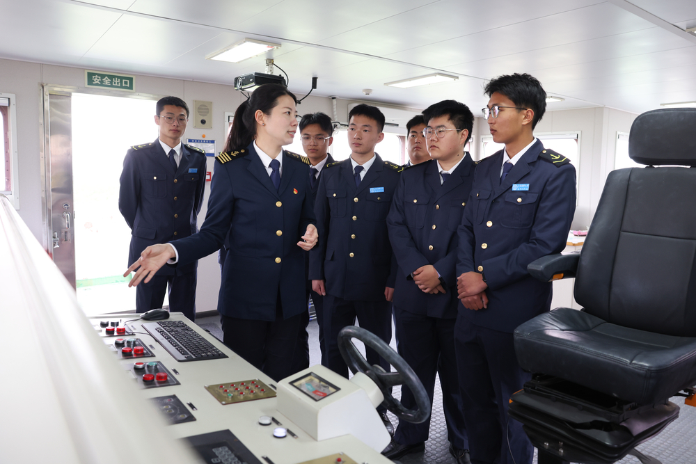 白响恩老师在“吴淞”轮教学船驾驶室内为学生现场授课