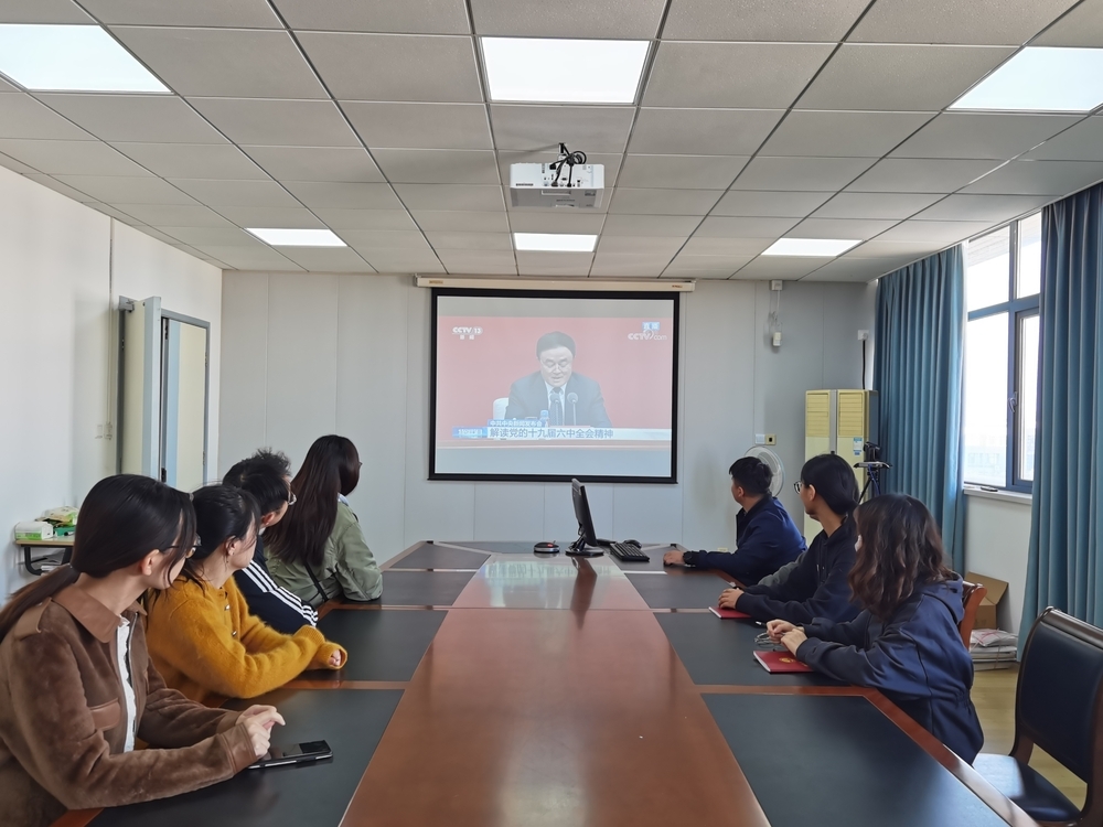 学生集中观看学习