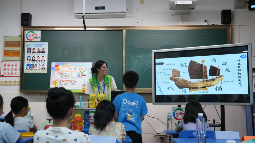 交通运输学院志愿者为小学生讲解帆船模型