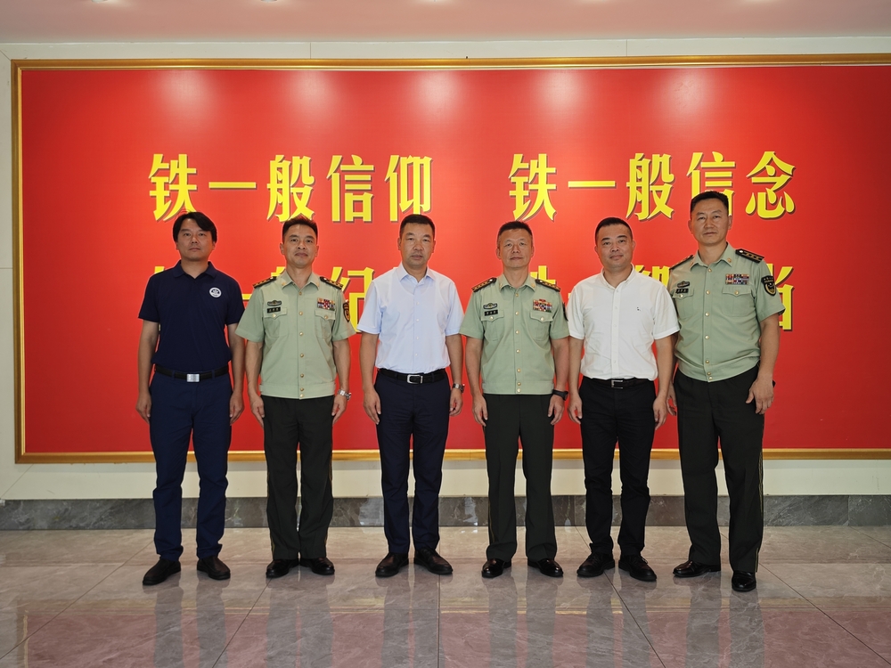 慰问武警上海总队执勤第二支队合影