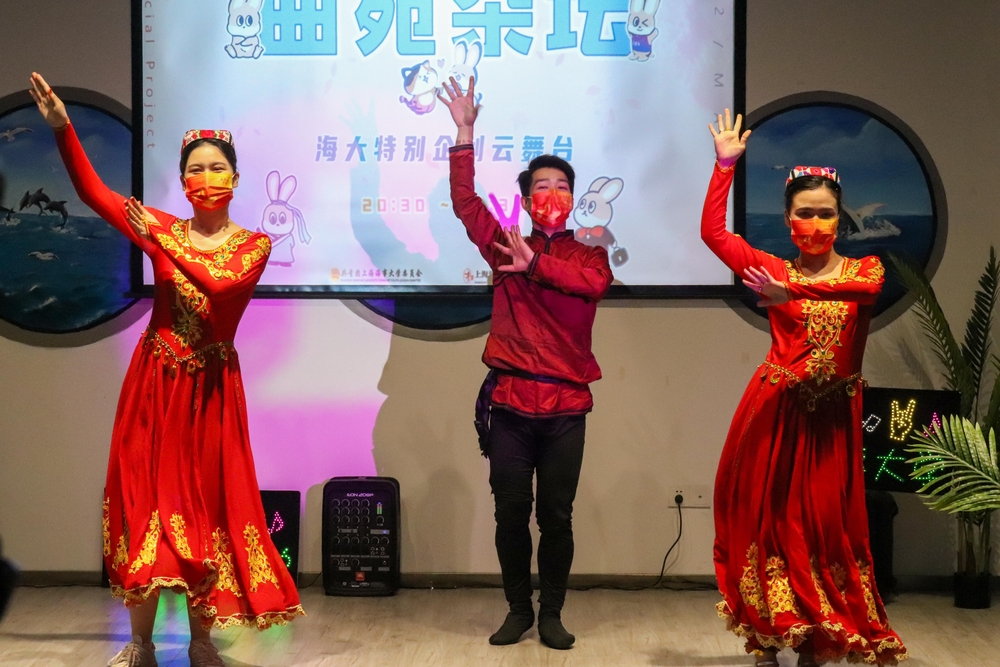 3月21日“曲苑杂坛”云舞台辅导员专场： 祖力湖玛尔老师（左）、何岸伦老师（中）、夏克日扎提老师（右）表演民族舞《融合》