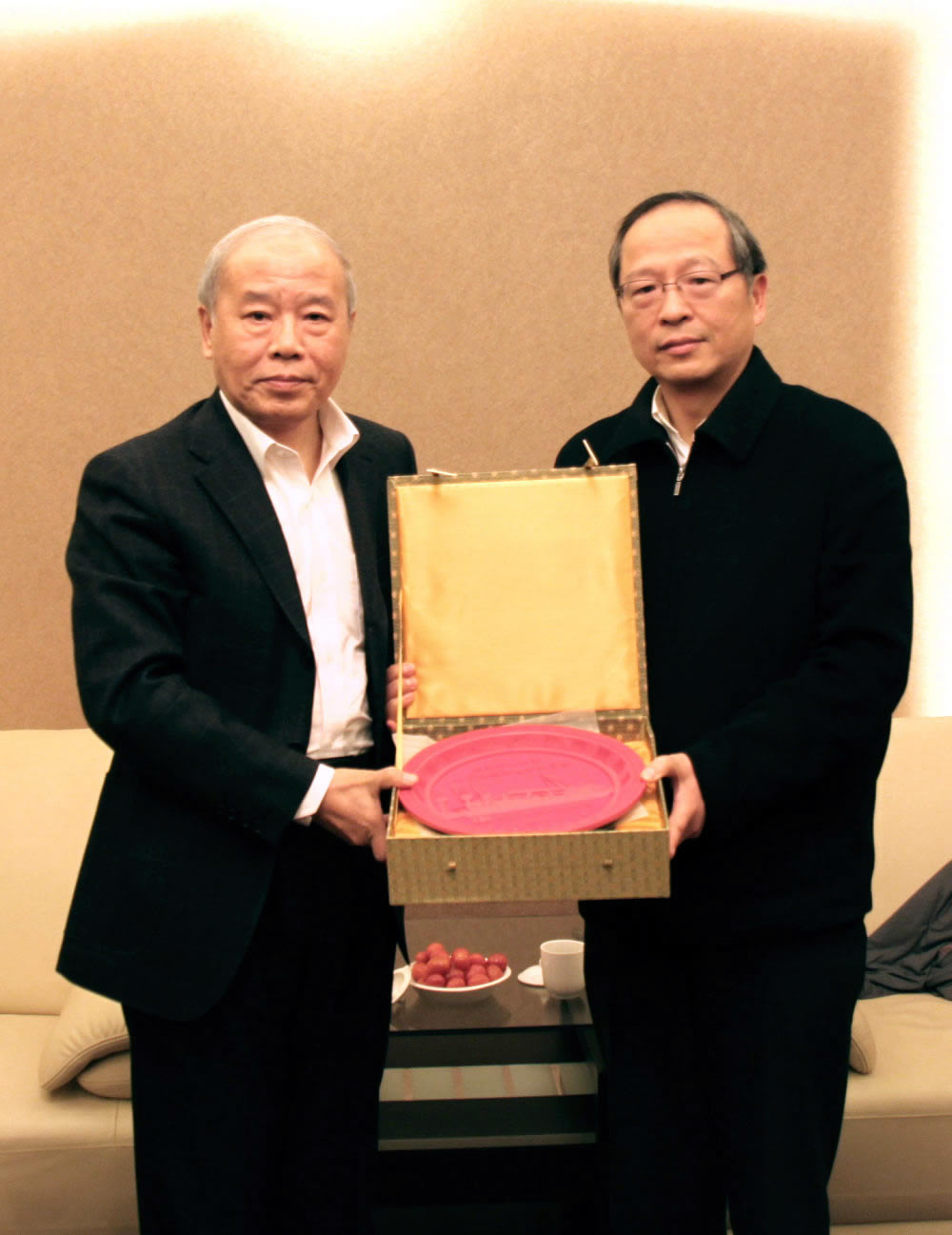 校党委书记於世成向中国青年报社社长徐文新赠送礼物 校党委书记於世成向中国青年报社社长徐文新赠送礼物