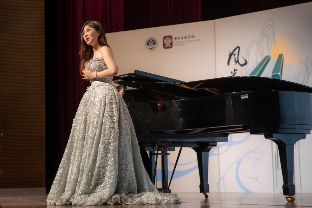 20231031010815795400.jpg 抒情女高音贺旎文演唱曲目《思乡》