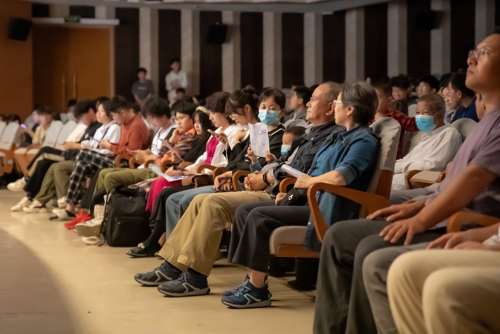 20231031010817101400.jpg 观众认真欣赏音乐