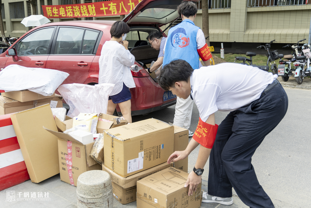 志愿者协助新生搬运行李